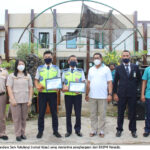 Dua petugas Avsec Bandara Sam Ratulangi yang menerima penghargaan dari BKIPM Manado