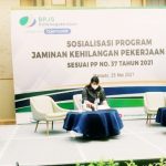 >> Kepala BPJS Ketenagakerjaan Manado, Mintje Wattu (kiri) dalam sambutannya pada sosialisasi program JKP di Hotel Luwansa, Selasa (25/5) siang.