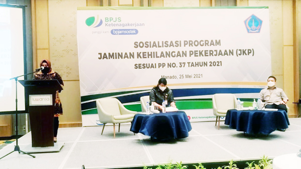 >> Kepala BPJS Ketenagakerjaan Manado, Mintje Wattu (kiri) dalam sambutannya pada sosialisasi program JKP di Hotel Luwansa, Selasa (25/5) siang.