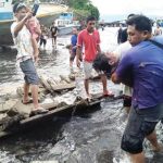 >> Jasad korban saat dievakuasi.