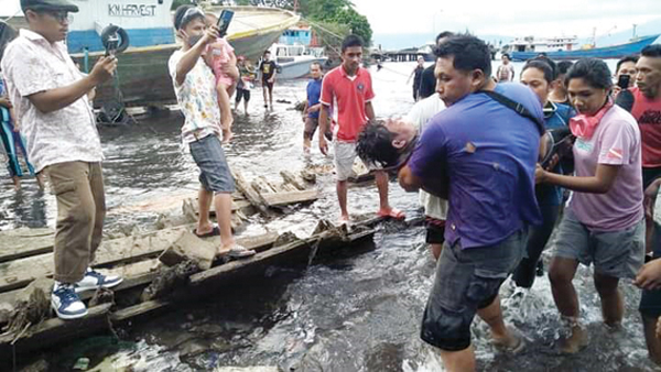 >> Jasad korban saat dievakuasi.