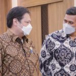 >> Menko Perekonomian, Airlangga Hartarto (kiri) dan Direktur Utama BPJAMSOSTEK, Anggoro Eko Cahyo.