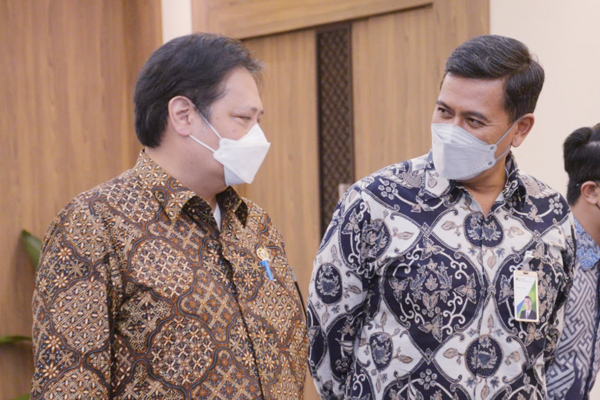 >> Menko Perekonomian, Airlangga Hartarto (kiri) dan Direktur Utama BPJAMSOSTEK, Anggoro Eko Cahyo.