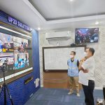 >> GM PLN Suluttenggo, Leo Basuki (kemeja putih) dalam kunjungannya di Unit Pelaksana Pengatur Distribusi.