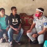 >> Petugas Jasa Raharja bersama ahli waris korban lakalantas.
