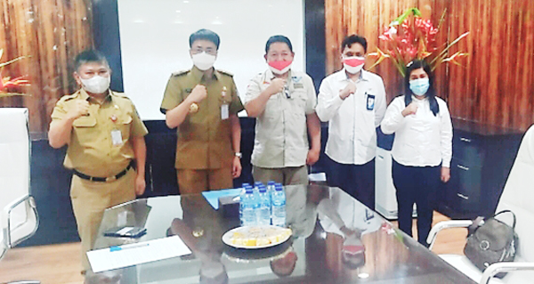 >> Walikota Manado, Andrei Angouw (kedua kiri) dan Kepala BP2MI Manado, Hendra Makalalag usai melakukan pertemuan, Senin (24/5).