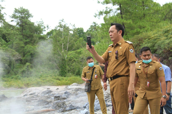 >> Walikota Caroll Senduk, meninjau lokasi Wisata Air Panas Belerang Lahendong.