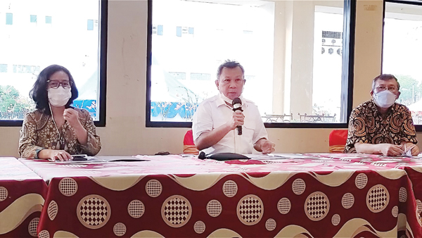 >> Dirut BSG, Revino Pepah (tengah) saat memberikan keterangan pers, Rabu (5/5) sore.
