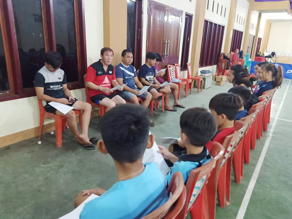 >> Bobby Regar ketika melatih sejumlah atlet belia di salah satu klub yang ada di Wasian Minahasa Utara.