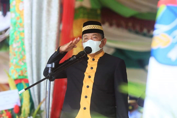 >> Bupati Drs Hi Depri Pontoh ketika memimpin jalanya upacara peringatan HUT ke-14 Kabupaten Bolmut.