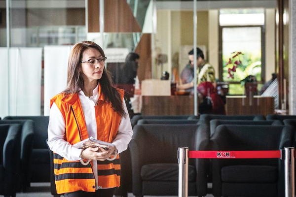 >> Bupati nonaktif Talaud, Sri Wahyumi Maria bersiap menjalani pemeriksaan di gedung KPK.(ist)