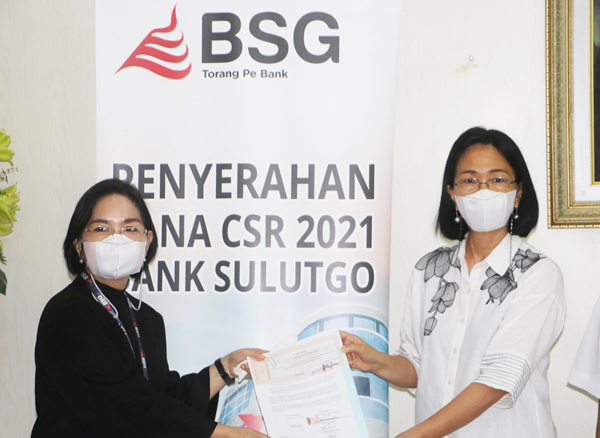 >> Penyerahan bantuan dana untuk Unsrat Manado.