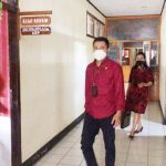 >> Debby usai menjalani pemeriksaan di Polres Minahasa.