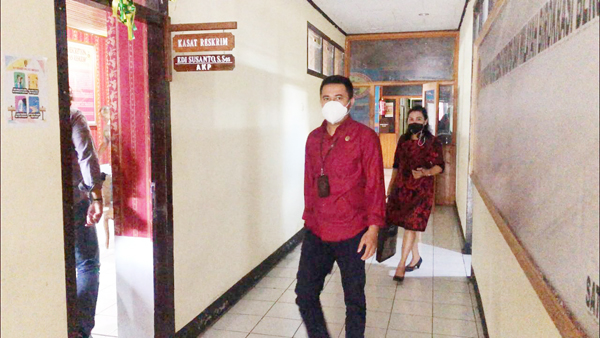 >> Debby usai menjalani pemeriksaan di Polres Minahasa.
