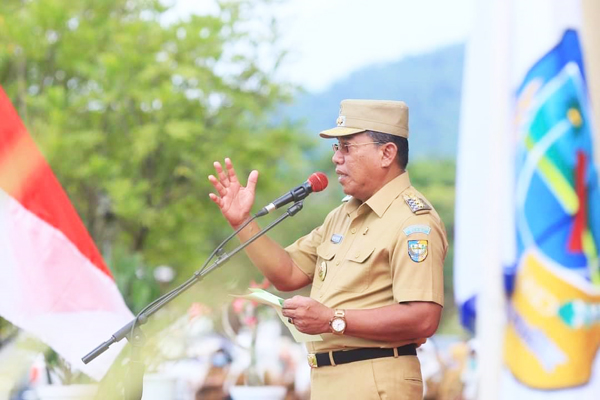 >> Bupati memimpin apel ribuan ASN, Senin kemarin.