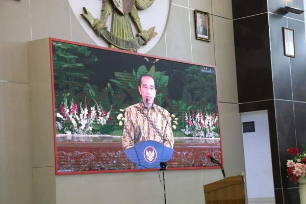 >> Presiden Joko Widodo saat memimpin rapat secara virtual.