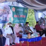 >> Bupati Drs Hi Depri Pontoh ketika menghadiri halal bihalal di Desa Bolang Itang 1.