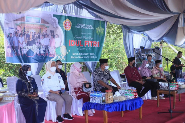 >> Bupati Drs Hi Depri Pontoh ketika menghadiri halal bihalal di Desa Bolang Itang 1.