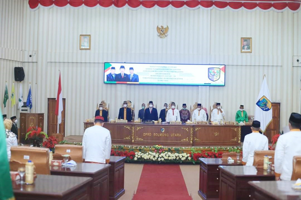 >> >> Rapat paripurna istimewa DPRD dalam rangka peringatan HUT ke-14 Kabupaten Bolmut.