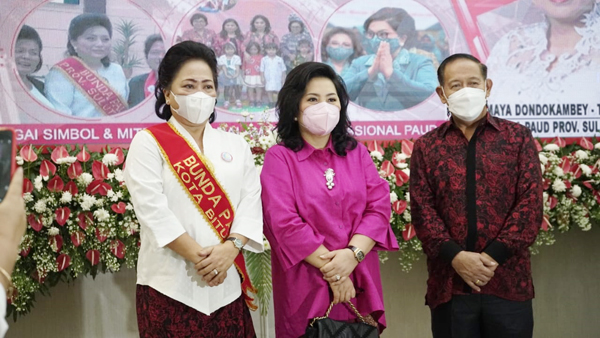 >> Foto bersama usai pengukuhan Bunda PAUD Bitung.(ist)