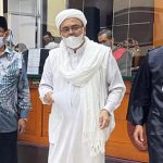 >> Habib Rizieq Shihab (jubah putih) (dok kuasa hukum Habib Rizieq).(ist)
