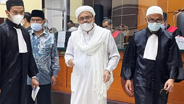 >> Habib Rizieq Shihab (jubah putih) (dok kuasa hukum Habib Rizieq).(ist)
