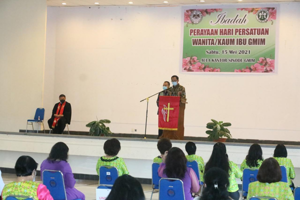 >> Walikota Caroll Senduk dan Wawali Wenny Lumentut, di kegiatan Hari Persatuan W/KI GMIM.
