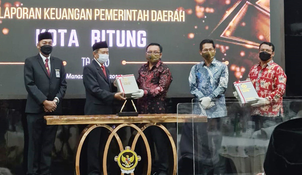 >> Penyerahan LHP oleh BPK atas laporan keuangan Pemkot Bitung Tahun Anggaran 2020.(ist)