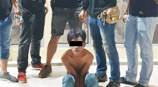 >> Tersangka usai diamankan Tim Mapan Polresta Manado.