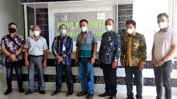 >> Kabid Pelayanan Kesehatan Dinkes Bolmong Wiyono, bersama Komisi III DPRD Minut.