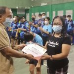 >> Kadispora Sulut saat menyerahkan hadiah kepada pemenang ODSK Cup.