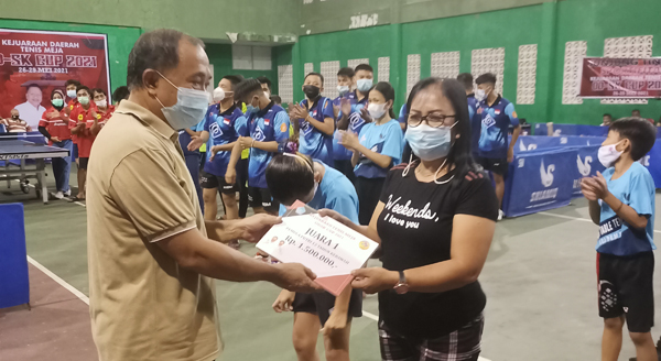 >> Kadispora Sulut saat menyerahkan hadiah kepada pemenang ODSK Cup.