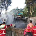 >> Petugas Damkar berhasil memadamkan Api di lokasi kebakaran.