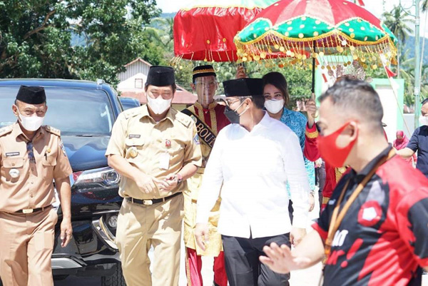 >> Kepala BKKBN RI Hasto Wardoyo (kemeja putih) didampingi Wagub Sulut ketika melakukan kunjungan kerja di Kabupaten Bolmut.