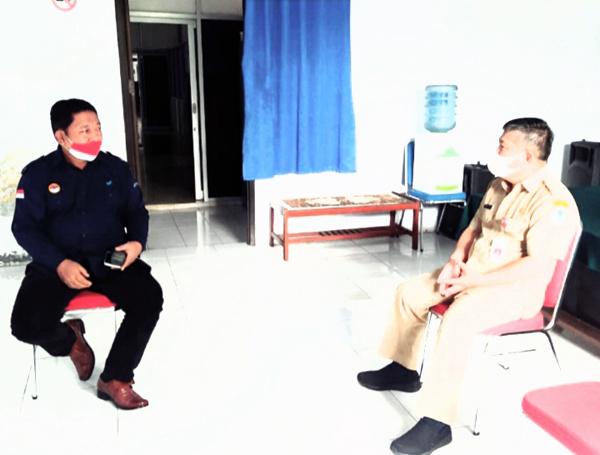 >> Kepala BP2MI Manado, Hendara Makalalag (kiri) dan Kadisnaker Manado, Donald Supit.
