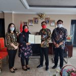 >> Kepala BPJAMSOSTEK Manado Mintje Wattu (kedua kiri) dan Bupati Minut Joune Ganda (kedua kanan).