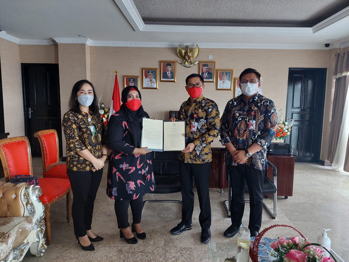 >> Kepala BPJAMSOSTEK Manado Mintje Wattu (kedua kiri) dan Bupati Minut Joune Ganda (kedua kanan).