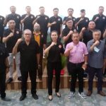 >> Ketua POBSI Tomohon bersama jajaran pengurus provinsi dan Kadispora usai dilantik.