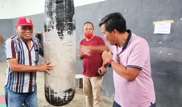 >> Ketua Umum KONI Sulut, Drs Steven Kandouw ketika mengunjungi Kantor KONI Sario dan mencoba fasilitas latihan cabor tinju dan pencak silat.
