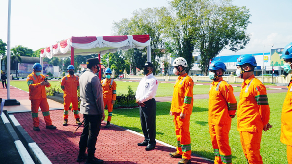 >> Kapolda Sulut dan GM PLN Suluttenggo (kemeja putih) di sela-sela apel kebangsaaan kebhinekaan yang digelar di Mapolda Sulawesi Utara, Rabu (5/5).
