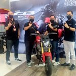 >> Jajaran manajemen DAW bersama motor naked sport All New Honda CB150R Streetfire, dalam konferensi pers, Jumat (28/5) sore.