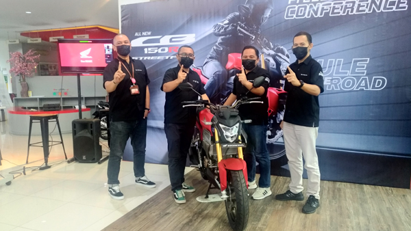 >> Jajaran manajemen DAW bersama motor naked sport All New Honda CB150R Streetfire, dalam konferensi pers, Jumat (28/5) sore.
