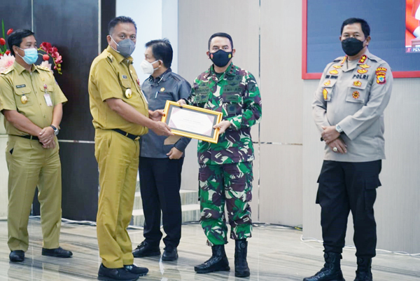 >> Pangdam Merdeka dan Gubernur Sulut.