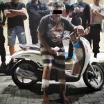 Pelaku dan barang bukti sepeda motor saat diamankan Tim Macan Polresta Manado >> Pelaku dan barang bukti sepeda motor Honda Scoopy.