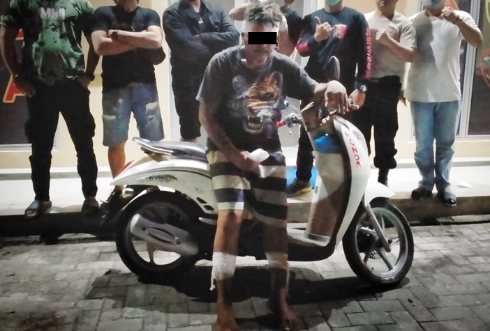 >> Pelaku dan barang bukti sepeda motor Honda Scoopy.