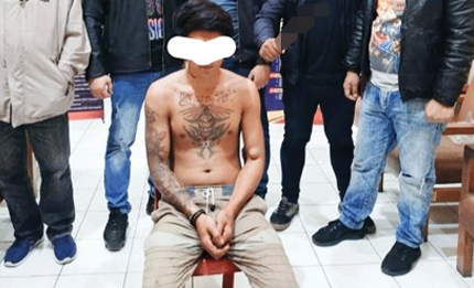 >> Tersangka diamankan bersama barang bukti.