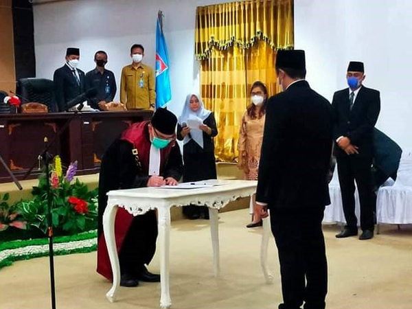 >> Pelantikan Aleg Boltim PAW Alamri Matiala.