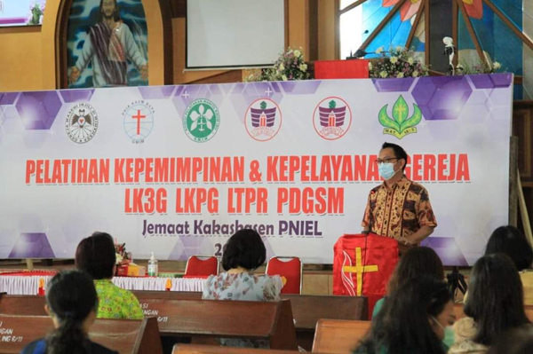 >> Walikota Caroll Senduk, membuka kegiatan Pelatihan Kepemimpinan dan Kepelayanan Gerejawi.