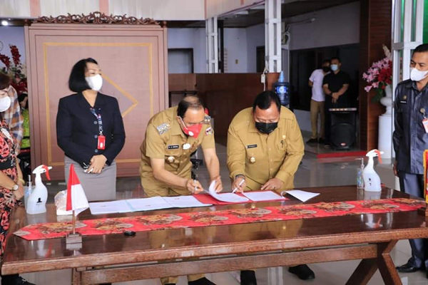 >> Bupati dan Wakil Bupati menandatangani addendum perjanjian kredit bersama BSGo.