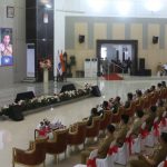 >> Walikota Caroll Senduk dan Wawali Wenny Lumentut, ikut Vidcon pengarahan Presiden di Kantor Gubernur Sulut.